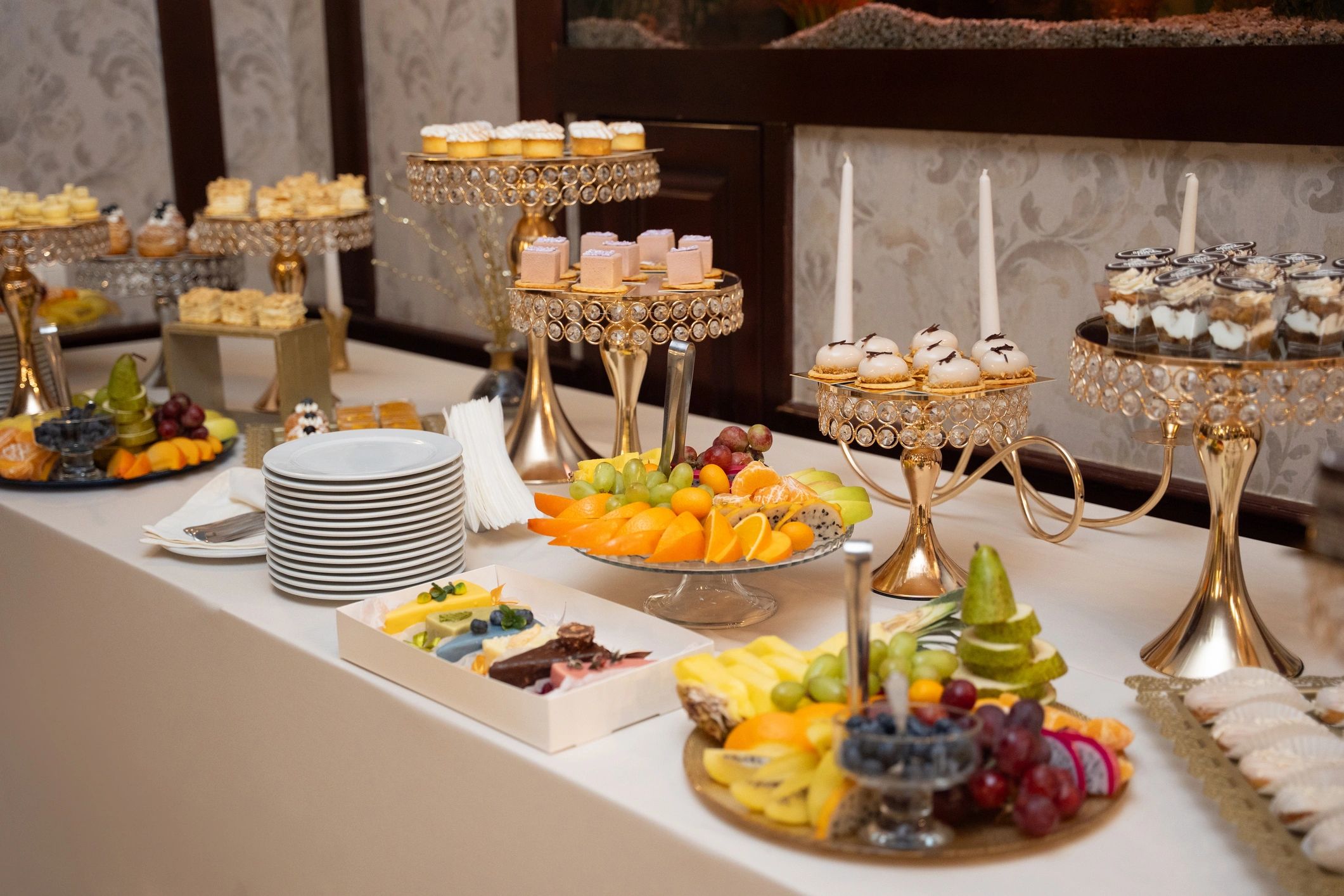 Mesa elegante con variedad de postres