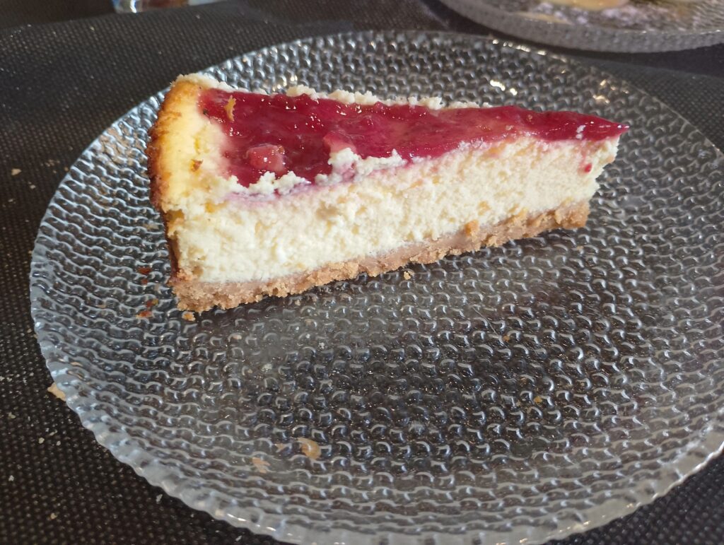 Cheesecake with raspberry syrup