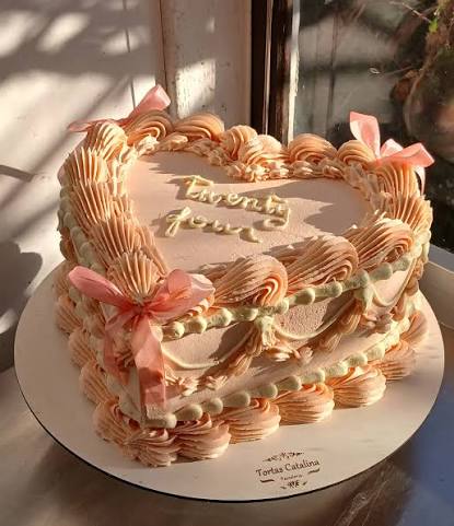 Torta artesanal decorada en tonos pastel